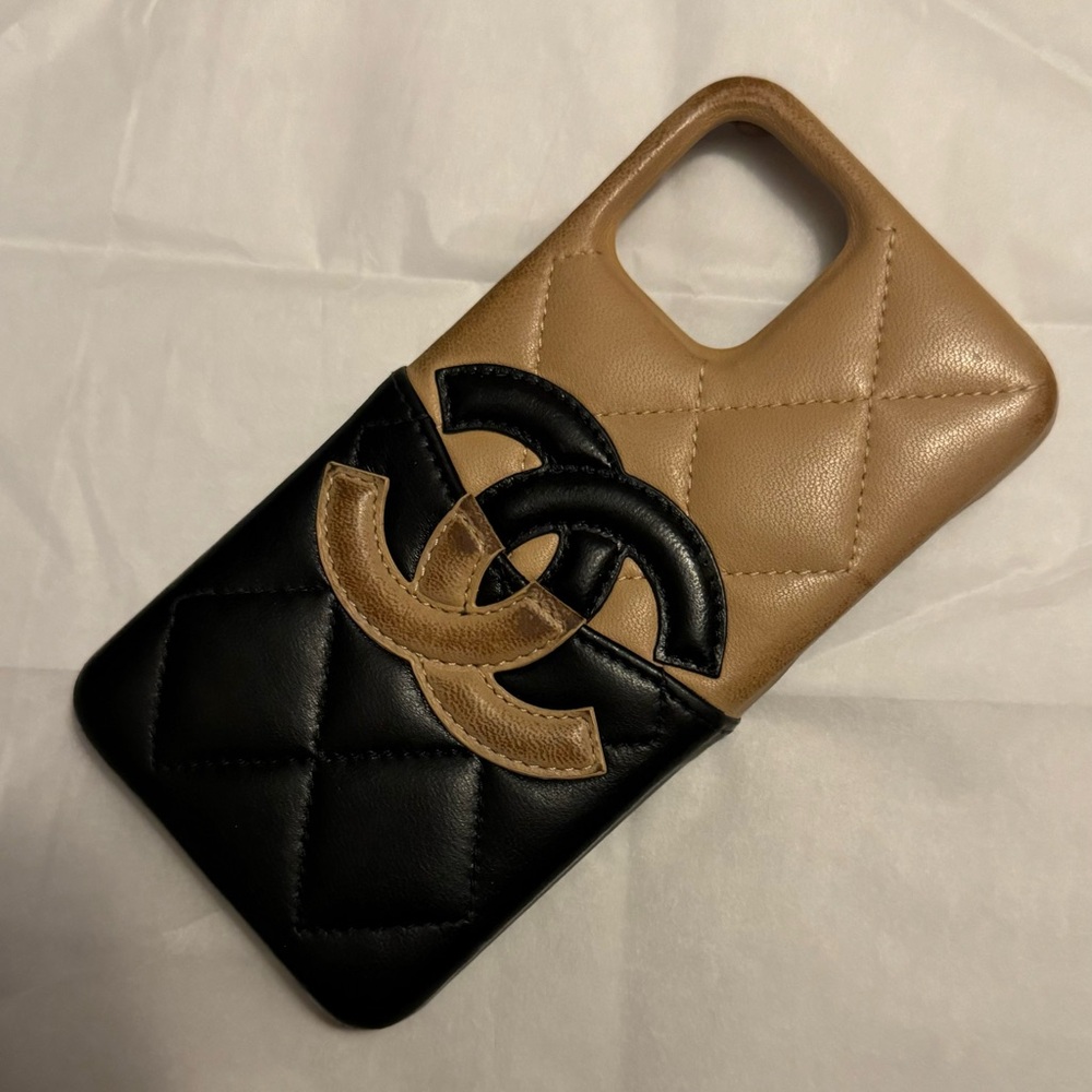 AUTHENTIC CHANEL Tan Black Matelasse Leather Interlocking CC Quilted Phone Case - Picture 5 of 16